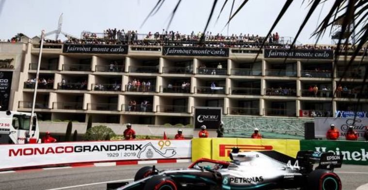 Hamilton - Ferrari taking more risks than Mercedes