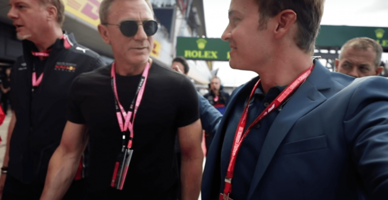 KIJKEN: Nico Rosberg babbelt met James Bond op Silverstone
