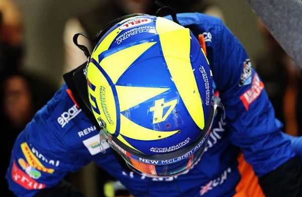 Watch: Valentino Rossi is very proud of Lando Norris' helmet in Monza!