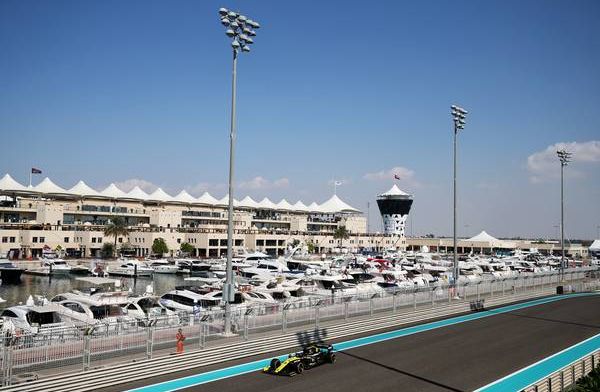 Watch: Daniel Ricciardo suffers oil leak in FP1 of Abu Dhabi GP!