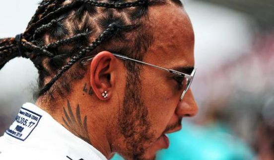 Lewis Hamilton Unveils 'Winning' Fashion Collaboration In Bahrain | Cabelo  com tranças africanas, Piercings masculinos, Cabelo com trança
