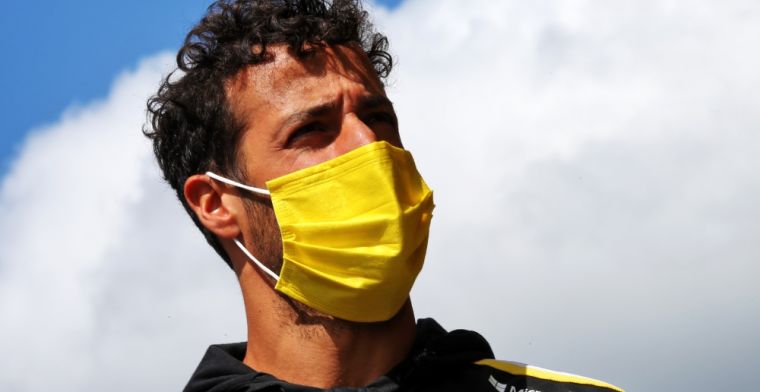 Video: Ricciardo straightens mirror at 300 km/h