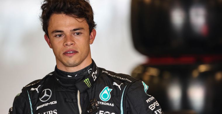 De Vries shocked by race rule: 'Title taken away from Hamilton'