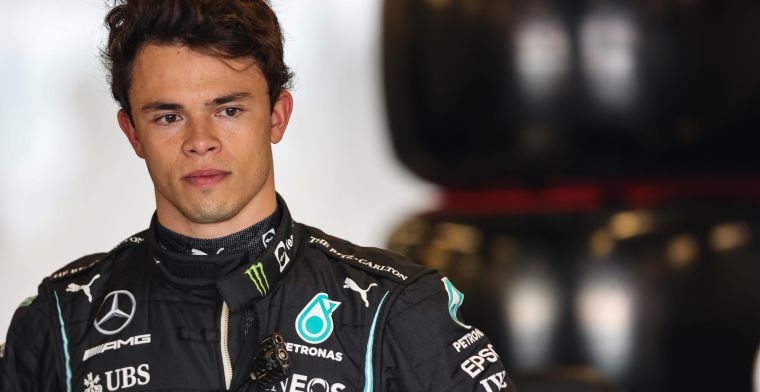 De Vries stays on as Mercedes reserve driver in 2022 