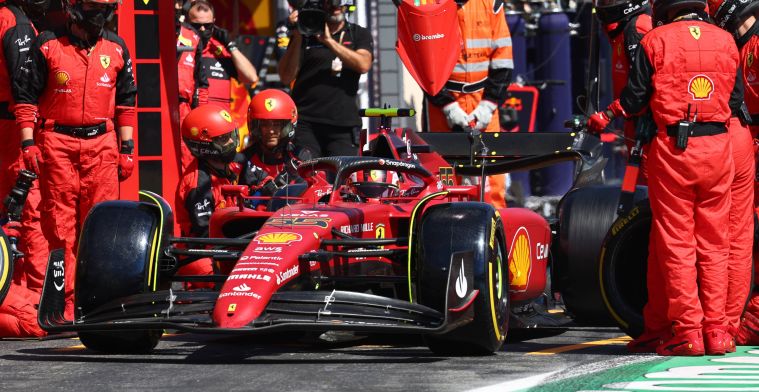 Les deux pilotes Ferrari sont en faute : Sainz a grillé un feu rouge lors d'un arrêt.