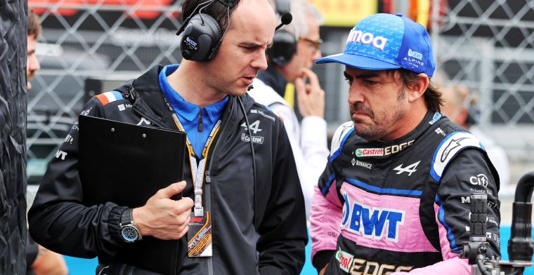 Alonso will stay at Aston Martin long enough to fight for the World Title'.