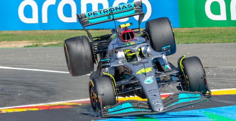Hamilton punzecchia Alonso con un cappellino firmato Mercedes
