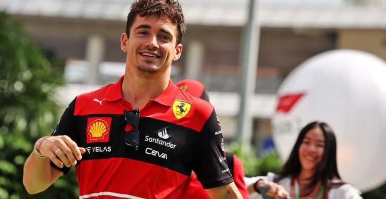 Leclerc mit auffälligem Goldhelm in Aktion beim Singapur GP