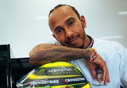 Hamilton med specialhjelm til ære for sit andet løb på hjemmebane i sæsonen