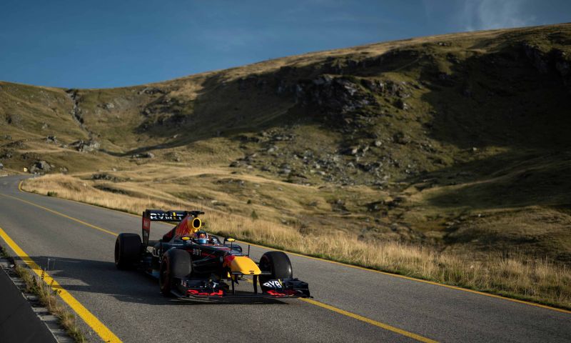 La vecchia RB7 di Vettel attraversa una zona montuosa in Romania