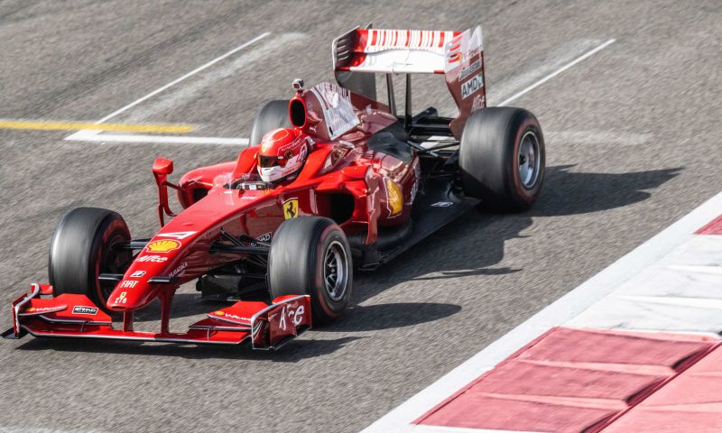 Leclerc guida l'iconica Ferrari di Schumacher ad Abu Dhabi