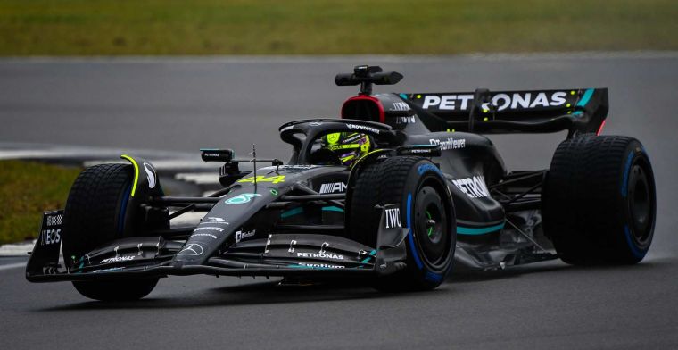 Hamilton et Russell conduisent une Mercedes W14 à Silverstone