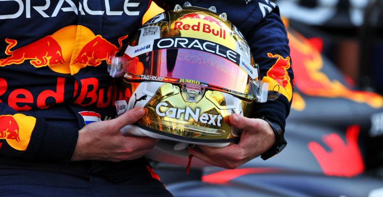 Verstappen svela il nuovo design del casco per il 2023