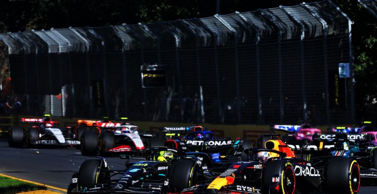 Australian GP restart: Verstappen just defends, De Vries contact