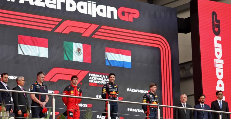L'esilarante errore di Verstappen e Leclerc sul podio