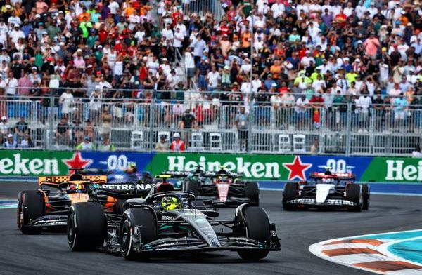 Hamilton resta importancia a la mejora de Mercedes en Imola: Es algo