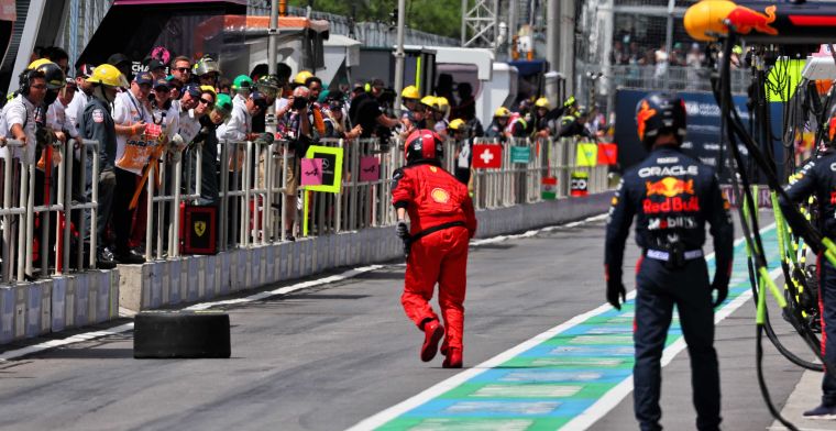 Bizarro: Un miembro del equipo Ferrari salvó un neumático desprendido del Mercedes de Russell