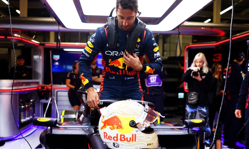 Ricciardo chuta o RB19 em sua cauda durante o teste em Silverstone