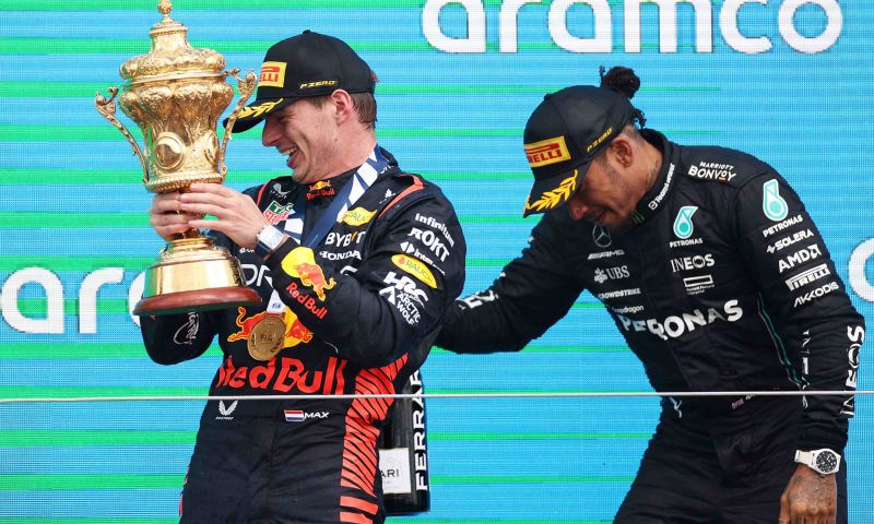 Sainz prefere Hamilton a Verstappen: 'Bom para sua carreira'