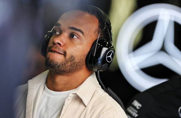 In which racing class does Lewis Hamilton's brother race?