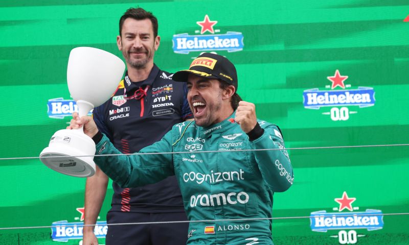 Alonso sobre as ultrapassagens: "Deveria ser a ultrapassagem do mês novamente