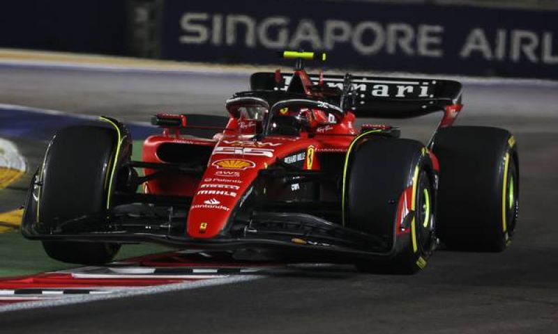 Sainz se classifica na pole position enquanto a Red Bull experimenta um desastre em Cingapura