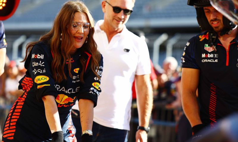 A estrela de cinema Drew Barrymore visitando a Red Bull Racing em Austin