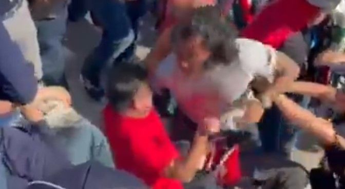 Des images choquantes du Mexique : Les fans de Ferrari attaqués après l'abandon de Perez