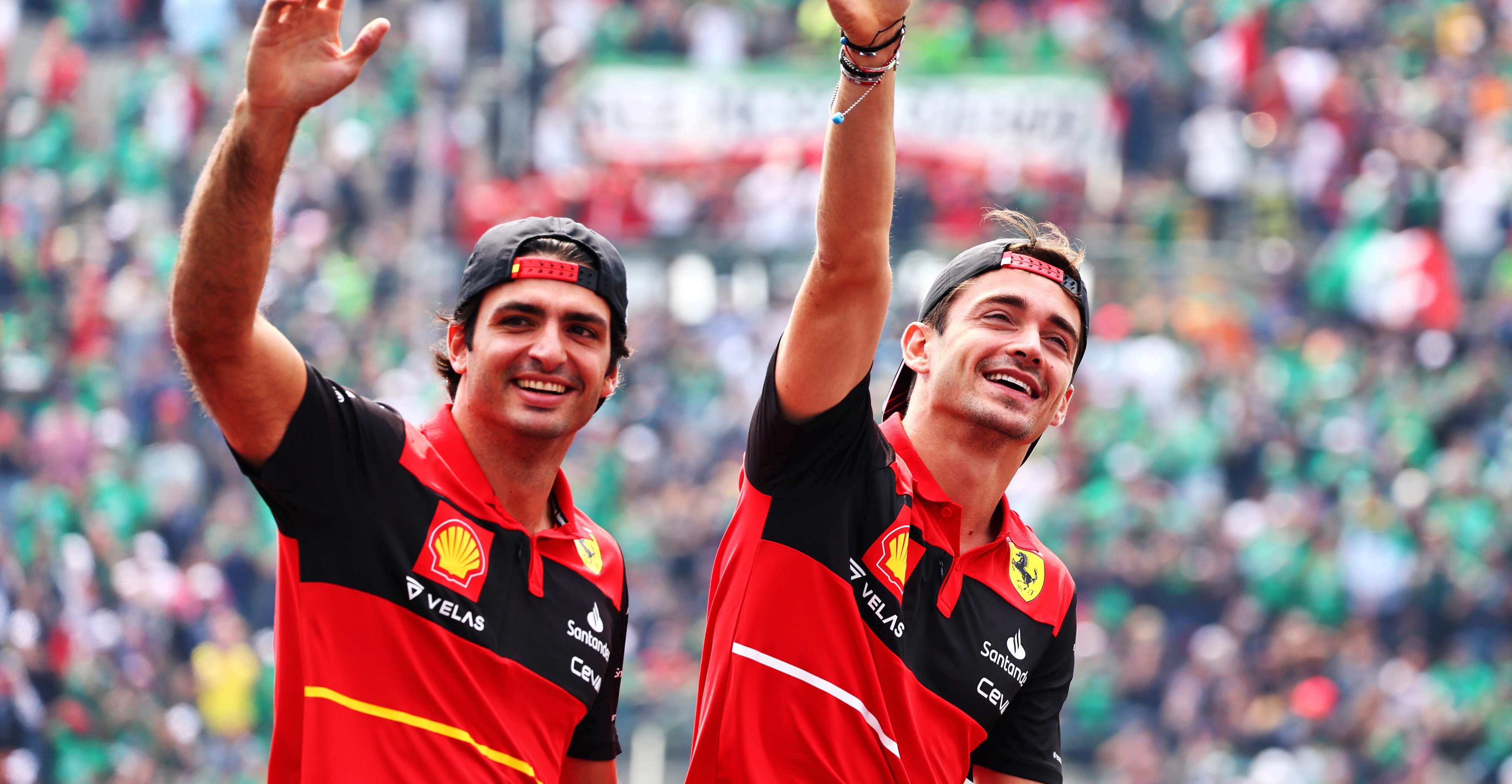 Leclerc e Sainz accennano alle tute per il 2024 "Bravo Ferrari!" GPblog