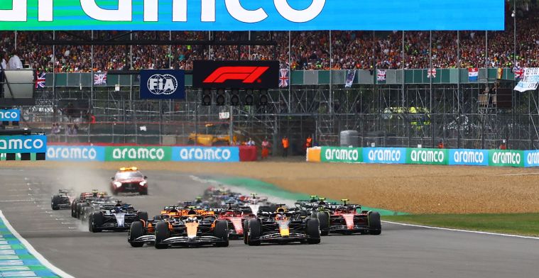 Los aficionados esperan con impaciencia a Hamilton con un Ferrari en Silverstone