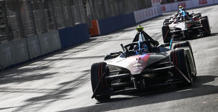 Jaguar mène la première journée de Formule E à Sao Paulo, De Vries reste loin derrière.