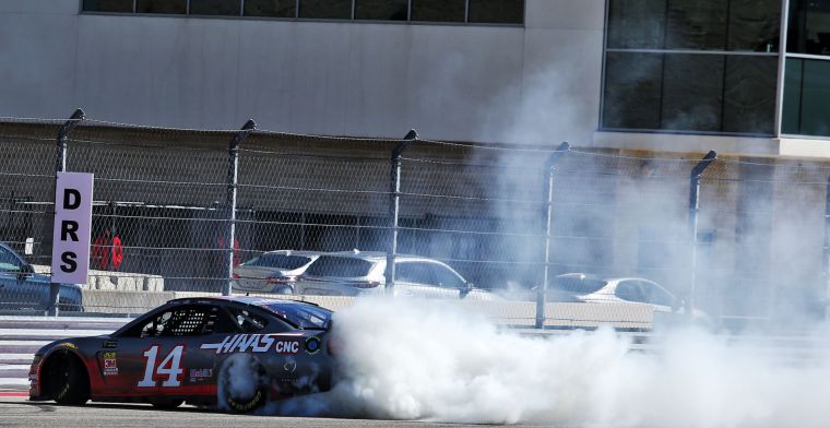 Extrañas imágenes de la NASCAR: Un piloto lanza un trozo de coche a su rival