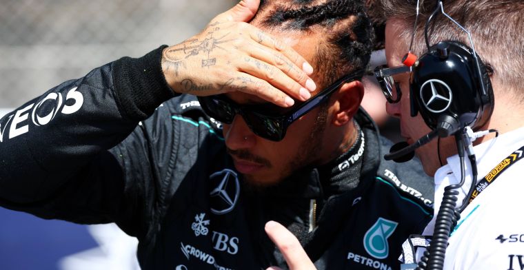 Hamilton s'éloigne irrité de l'interview après une question sur Ferrari