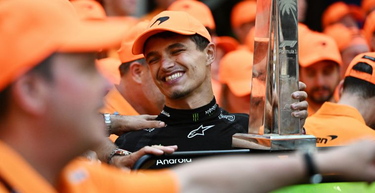 O mais novo vencedor de corrida da McLaren retorna à fábrica com seu troféu